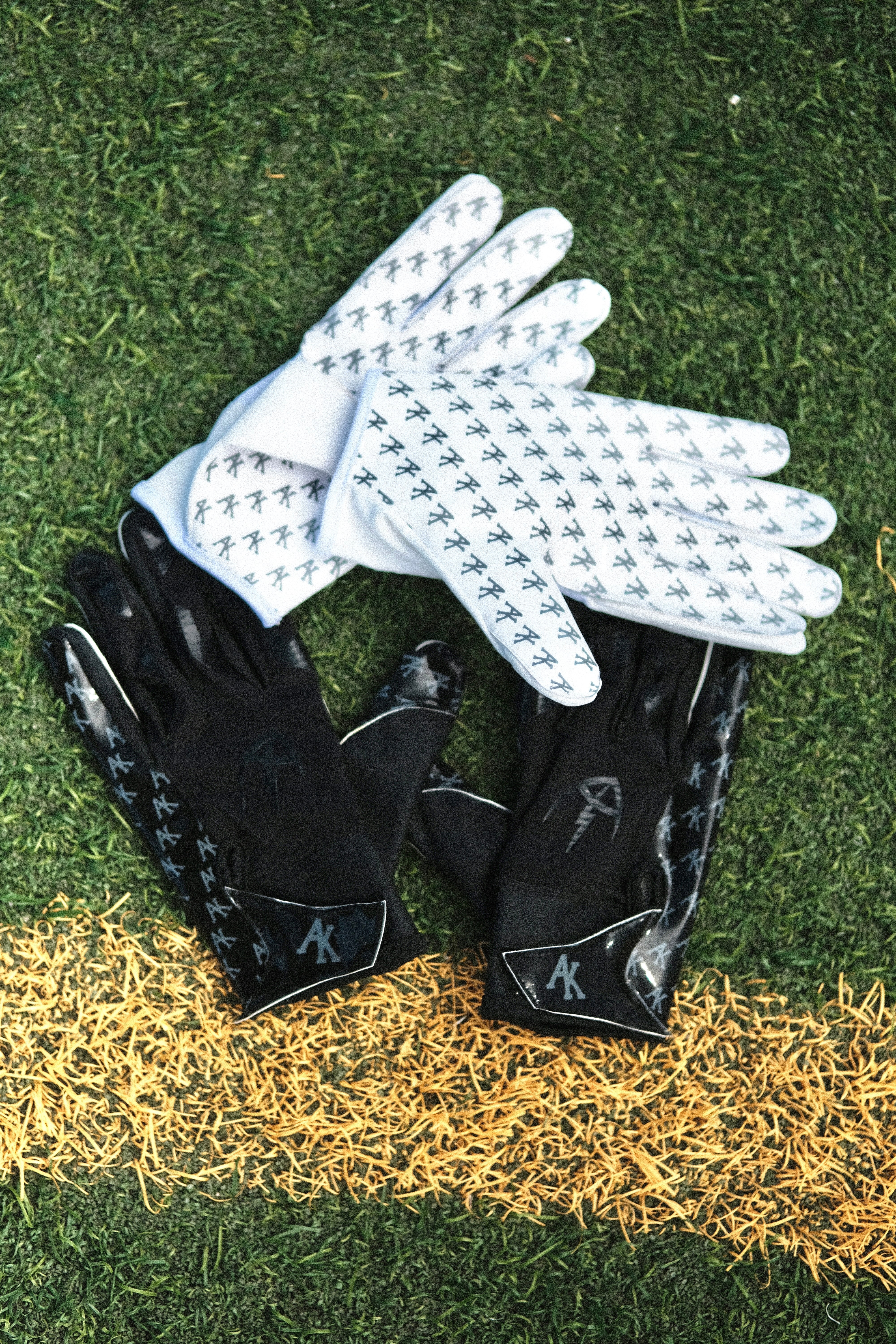 AK Elite 2.0 Receiver Gloves (White/White)