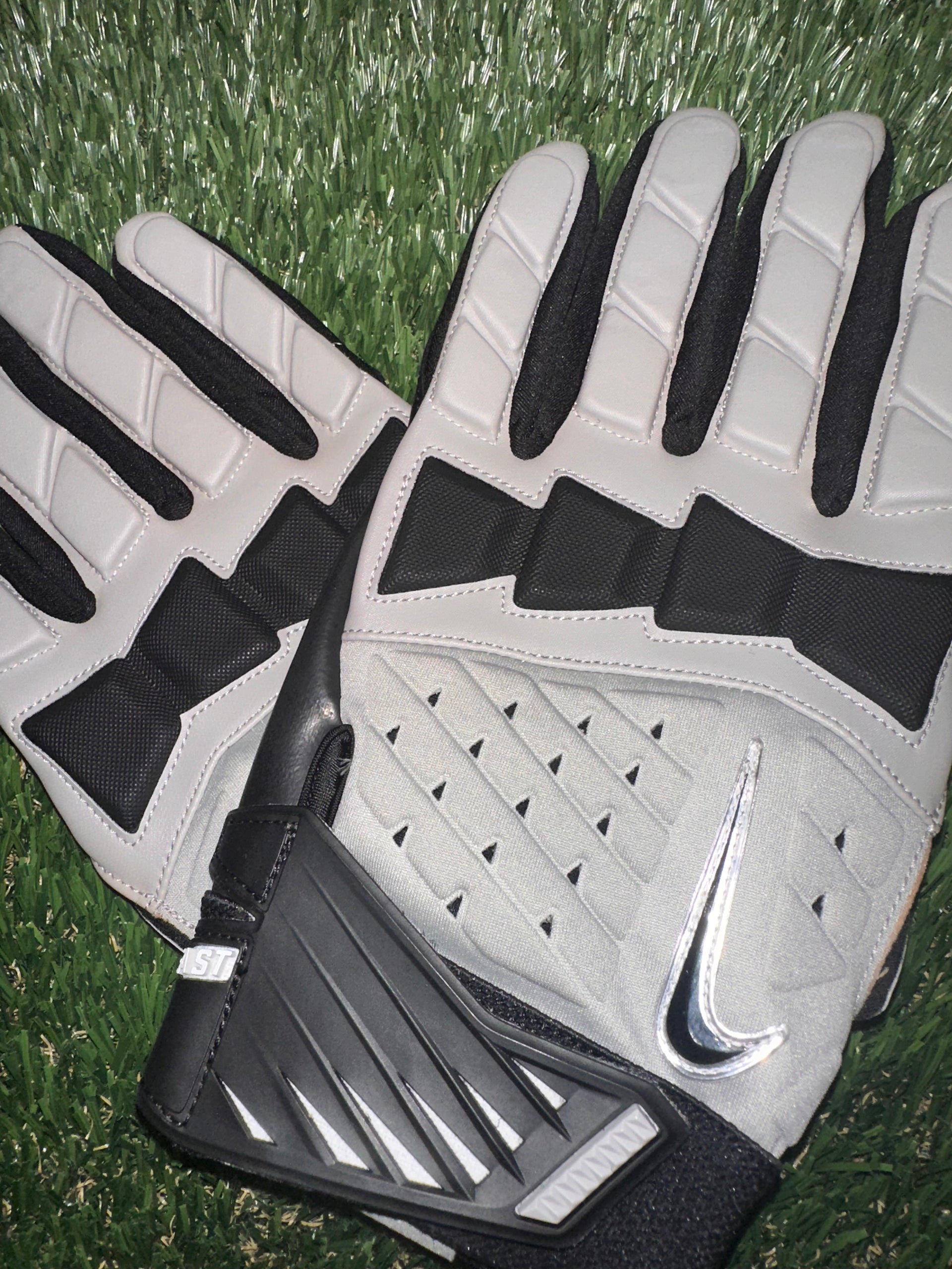 Nike Hyperbeast Lineman Gloves 3 XL American Konnection