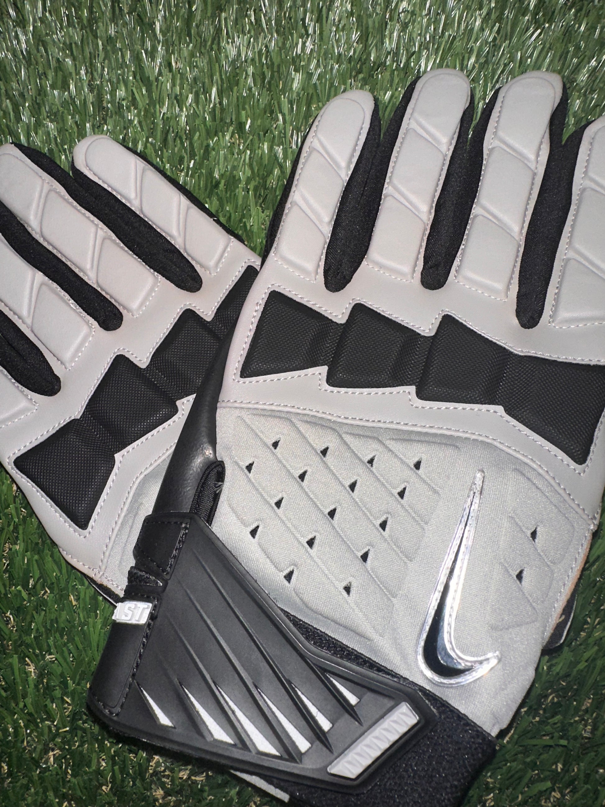 Nike hyperbeast 2025 lineman gloves