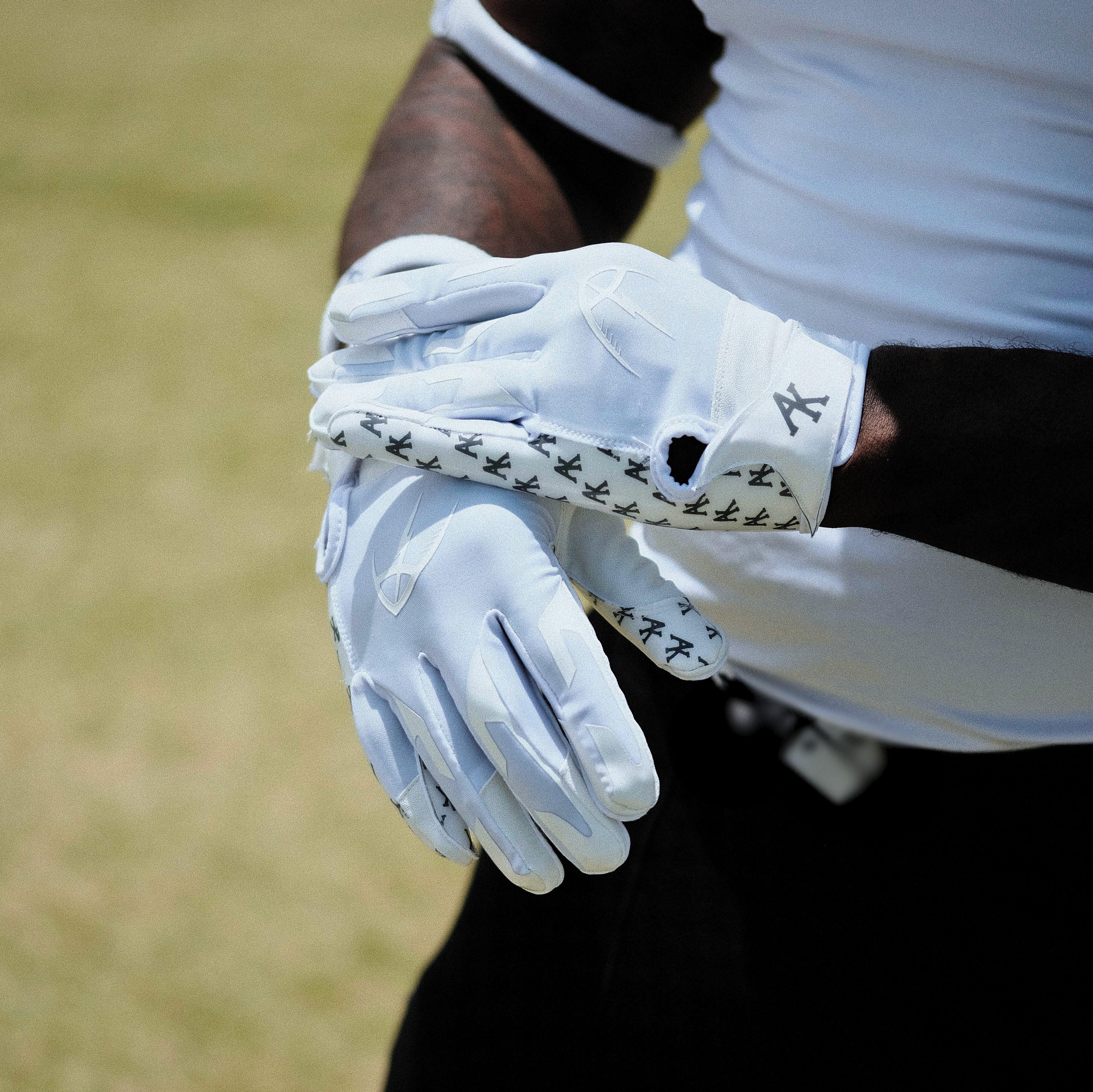 AK Elite 2.0 Receiver Gloves (White/White)